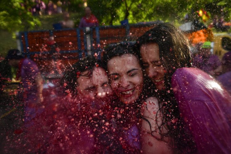 Participantes en la festividad de la Batalla del Vino, en el municipio de Haro, en el norte de España, el sábado 29 de junio de 2019. Foto: Alvaro Barrientos / AP.