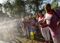 Participantes en la festividad de la Batalla del Vino, en el municipio de Haro, en el norte de España, el sábado 29 de junio de 2019. Foto: Alvaro Barrientos / AP.