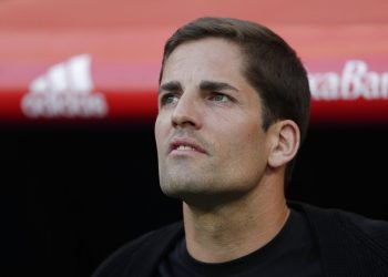 El técnico asistente de España Robert Moreno, espera por el inicio del partido de las eliminatorias de la Eurocopa 2020 entre la selección española y Suecia, en Madrid, el lunes 10 de junio de 2019. (AP Foto/Manu Fernandez)