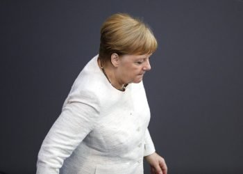 La canciller de Alemania, Angela Merkel, abandona su escaño tras la toma de posesión de la nueva ministra de Justicia, Christine Lambrecht, en el parlamento, el Bundestag, en Berlín, el 27 de junio de 2019. Foto: Markus Schreiber / AP.