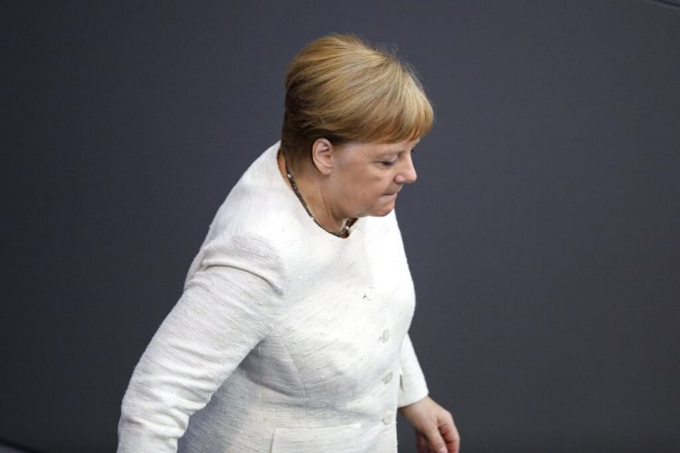 La canciller de Alemania, Angela Merkel, abandona su escaño tras la toma de posesión de la nueva ministra de Justicia, Christine Lambrecht, en el parlamento, el Bundestag, en Berlín, el 27 de junio de 2019. Foto: Markus Schreiber / AP.