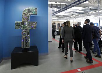 Visitantes recorren las oficinas de Facebook en Cambridge, Massachusetts, EEUU. Foto: Elise Amendola / AP / Archivo.