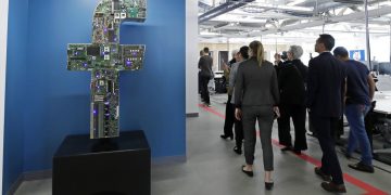 Visitantes recorren las oficinas de Facebook en Cambridge, Massachusetts, EEUU. Foto: Elise Amendola / AP / Archivo.