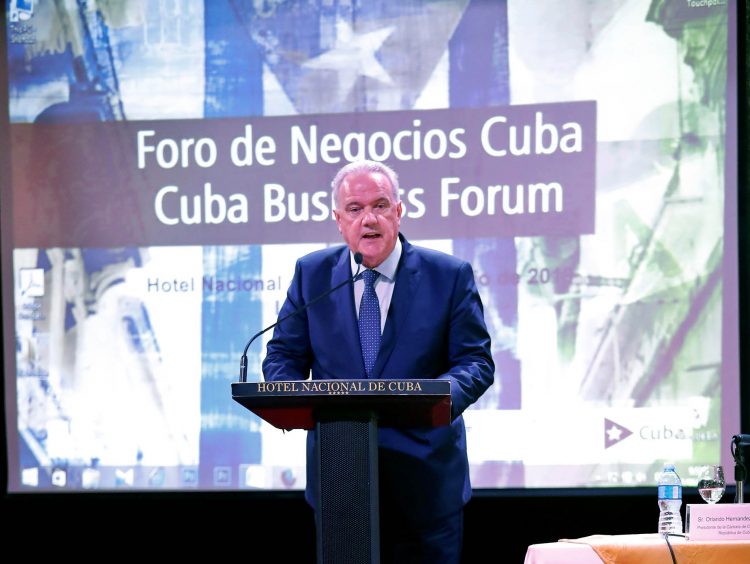 El comisario de Cooperación Internacional y Desarrollo de la Unión Europea (UE), Neven Mimica, participa en un Foro de Negocios sobre Inversión Extranjera en Cuba, el viernes 21 de junio de 2019 en La Habana. Foto: Ernesto Mastrascusa / EFE.