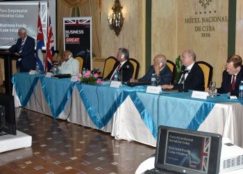 Lord David Triesman (izq), copresidente del grupo "Iniciativa Cuba", habla en la apertura del foro empresarial entre Cuba y el Reino Unido, con la asistencia del presidente cubano, Miguel Díaz-Canel (3-i), el lunes 17 de junio de 2019. Foto: @DiazCanelB / Twitter.