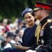 El príncipe Enrique y su esposa Meghan en una carroza durante la ceremonia anual Trooping the Colour en Londres, el sábado 8 de junio de 2019. Foto: Frank Augstein / AP.