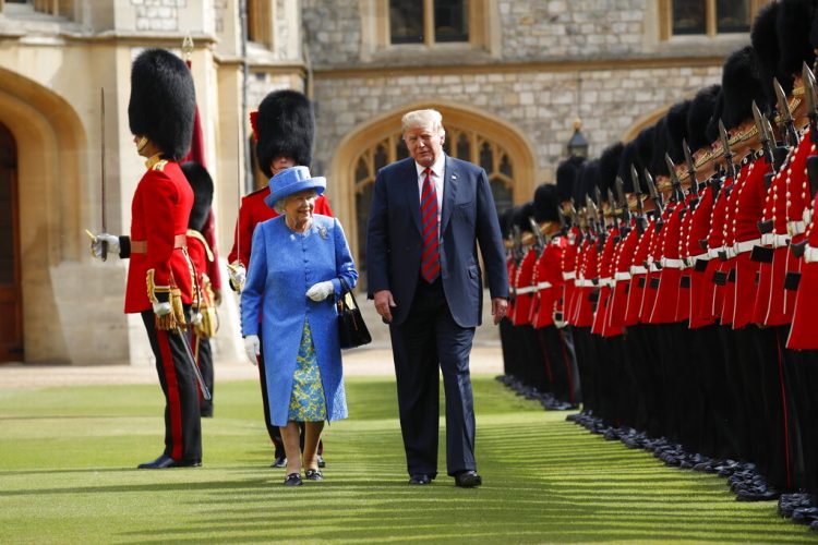 Esta foto de archivo del viernes 13 de julio del 2018 muestra al presidente de Estados Unidos Donald Trump junto a la reina Isabel pasando revisión a la Guardia de Honor en en el Castillo de Windsor en Windsor, Inglaterra. Foto: Pablo Martínez Monsivais/AP.