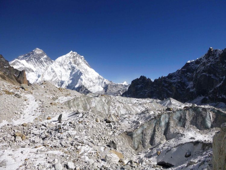 Fotografía del 2014 proporcionada por Joshua Maurer del glaciar Changri Nup en Nepal, gran parte cubierto por rocas. Foto: Joshua Maurer vía AP.