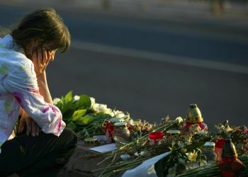 Una mujer visita un altar improvisado con ofrendas florales en el Puente Margaret, donde naufragó un barco en Budapest, Hungría, el sábado 8 de junio de 2019. Foto: Balazs Mohai/MTI via AP.