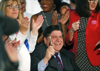 El gobernador de Illinois, J.B. Pritzker firma la Ley de Salud Reproductiva junto a los patrocinadores de la propuesta, la senadora estatal Melinda Bush, a la izquierda, y la representante estatal Kelly Cassidy, a la derecha, en el Centro Cultural de Chicago, el miércoles 12 de junio de 2019. Foto: Jose M. Osorio/Chicago Tribune via AP.