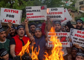 En esta fotografía del 14 de abril de 2018, unos activistas protestan contra la violación y asesinato de una niña de 8 años, en Srinagar, India. Foto: Dar Yasin / AP / Archivo.