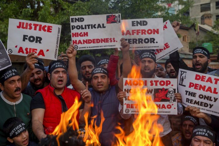 En esta fotografía del 14 de abril de 2018, unos activistas protestan contra la violación y asesinato de una niña de 8 años, en Srinagar, India. Foto: Dar Yasin / AP / Archivo.