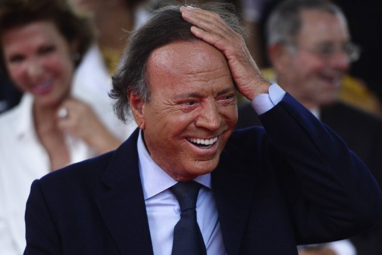 Julio Iglesias sonríe durante la ceremonia de develación de su estrella en el Paseo de la Fama de San Juan, en San Juan, Puerto Rico, en 2016. Foto: Carlos Giusti / AP / Archivo.