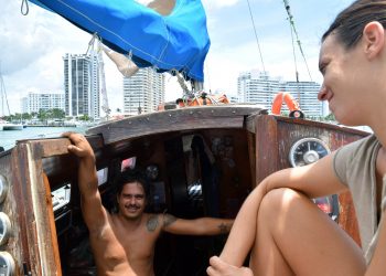 El cubano David Berenguer y su novia, la española Lara Gandía, a bordo de su velero Lourdes-Emyca. Foto: Jorge Ignacio Pérez / EFE.