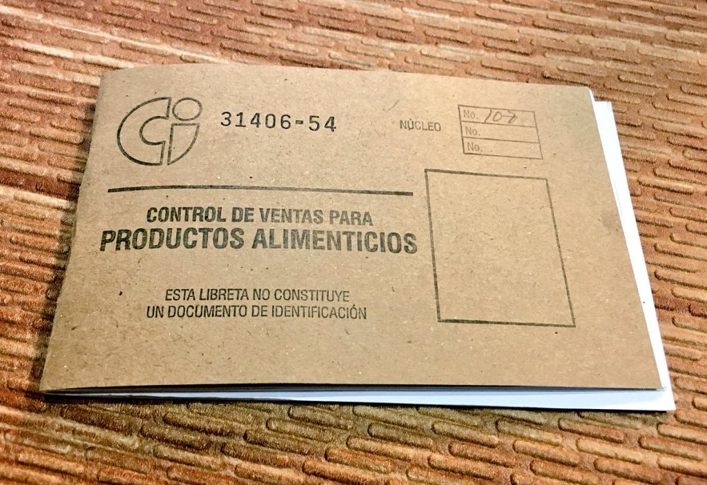 Cartilla de productos racionados de Cuba, conocida como “libreta de abastecimiento”. Foto: @SashaEats / Twitter / Archivo.