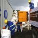 Trabajadores cargan basura que fue recogida del Monte Everest en camiones en Katmandú, Nepal, el miércoles 5 de junio de 2019. Foto: Bikram Rai / AP.