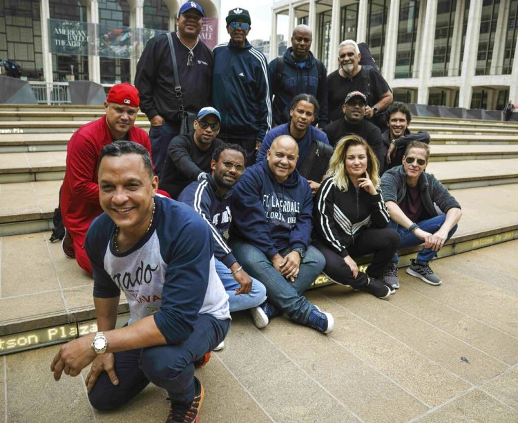 Miembros de la banda Los Van Van, con el líder de la agrupación Samuel Formell, al frente, posan en el Lincoln Center de Nueva York el martes 25 de junio de 2019. Foto: Bebeto Matthews / AP.