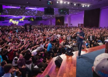 Guillermo Maldonado durante un culto en la iglesia El Rey Jesús. Foto: tiempocristiano.com