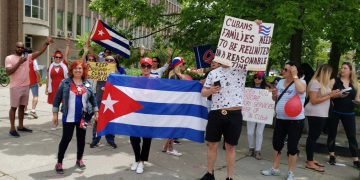 Cubanos residentes en Canadá protestan en Toronto por la suspensión del otorgamiento de visados en La Habana. Foto: @ALDABORO / Twitter.