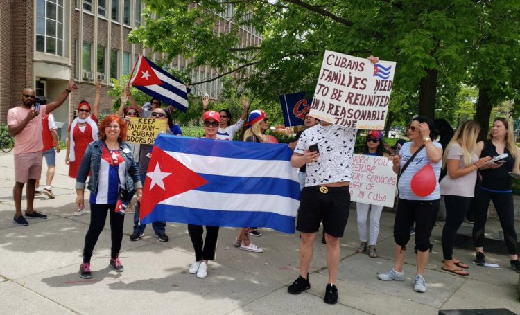 Cubanos residentes en Canadá protestan en Toronto por la suspensión del otorgamiento de visados en La Habana. Foto: @ALDABORO / Twitter.