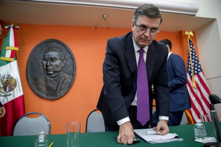 El secretario de Relaciones Exteriores de México, Marcelo Ebrard, al terminar una conferencia de prensa en la embajada de México en Washington el lunes 3 de junio de 2019 donde habló de tema de los aranceles. (AP Foto/Andrew Harnik)