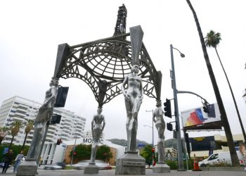 La glorieta "Las cuatro damas de Hollywood" en Los Angeles, el miércoles 19 de junio del 2019. Las autoridades dicen que alguien trepó la obra pública de dos pisos y se robó una estatua de Marilyn Monroe en el Paseo de la Fama de Hollywood. Foto: Richard Vogel / AP.