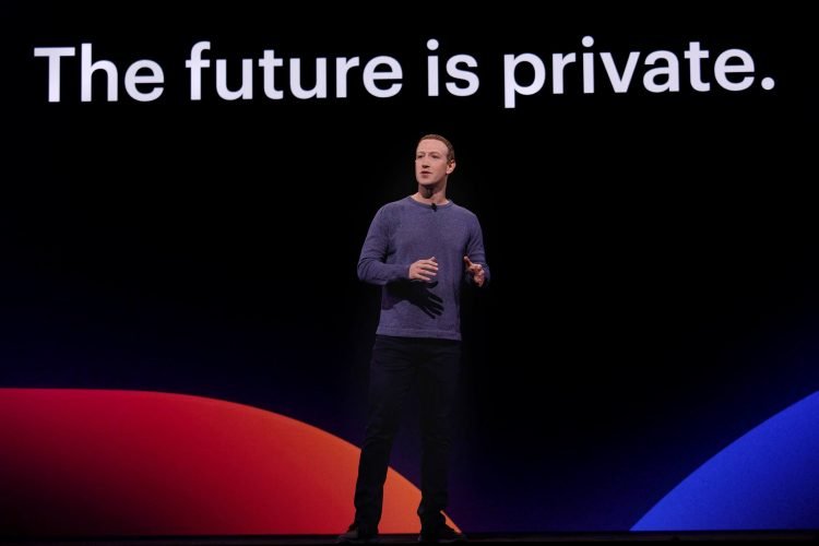 Mark Zuckerberg durante una conferencia en la que explicó cómo su compañía está empezando a construir una plataforma social centrada en la privacidad. "Durante los últimos 15 años, hemos incorporado Facebook e Instagram en equivalentes digitales de la plaza de la ciudad, donde puedes interactuar con muchas personas a la vez. Ahora estamos enfocados en construir el equivalente digital de la sala de estar, donde puede interactuar de todas las formas que desee en privado, desde mensajes e historias hasta pagos seguros y más". Foto: @zuck/FB.