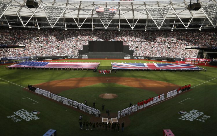 La foto del sábado 29 de junio de 2019 muestra la ceremonia previa al juego entre los Medias Rojas de Boston y los Yanquis de Nueva York, primer juego de las Grandes Ligas realizado en la historia en Londres (AP Foto/Tim Ireland)