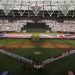 La foto del sábado 29 de junio de 2019 muestra la ceremonia previa al juego entre los Medias Rojas de Boston y los Yanquis de Nueva York, primer juego de las Grandes Ligas realizado en la historia en Londres (AP Foto/Tim Ireland)