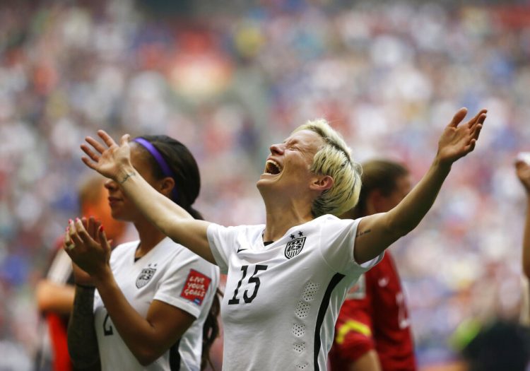 ARCHIVO - En esta foto de archivo del 5 de julio de 2015, Megan Rapinoe, de Estados Unidos, festeja luego de la victoria sobre Japón en la final de la Copa del Mundo en Vancouver, Canadá (AP Foto/Elaine Thompson, archivo)