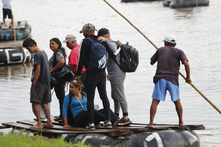 Migrantes cubanos desembarcan en el lado mexicano del río Suchiate en la frontera con Guatemala, luego de cruzar en una balsa cerca de Ciudad Hidalgo, México, el martes 11 de junio de 2019. Foto: AP /Marco Ugarte/Archivo.