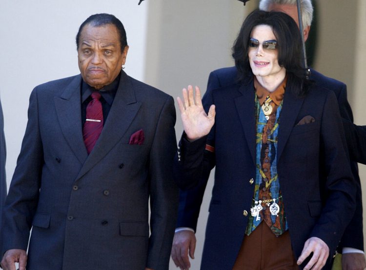 En esta foto del 15 de marzo de 2005, el astro del pop Michael Jackson, a la derecha, sale del juzgado del condado de Santa Bárbara con su padre, Joe Jackson, en Santa María, California. Foto: Michael A. Mariant/ AP.