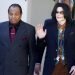 En esta foto del 15 de marzo de 2005, el astro del pop Michael Jackson, a la derecha, sale del juzgado del condado de Santa Bárbara con su padre, Joe Jackson, en Santa María, California. Foto: Michael A. Mariant/ AP.