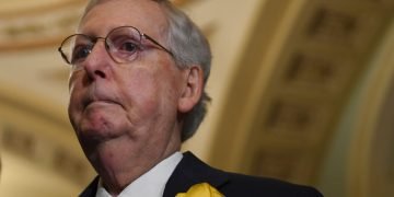 El jefe del bloque mayoritario en el Senado, el republicano Mitch McConnell, habla a la prensa en el Capitolio, 4 de junio de 2019. Foto: Susan Walsh / AP.