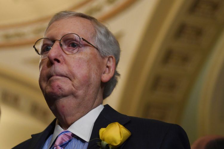 El jefe del bloque mayoritario en el Senado, el republicano Mitch McConnell, habla a la prensa en el Capitolio, 4 de junio de 2019. Foto: Susan Walsh / AP.