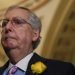 El jefe del bloque mayoritario en el Senado, el republicano Mitch McConnell, habla a la prensa en el Capitolio, 4 de junio de 2019. Foto: Susan Walsh / AP.