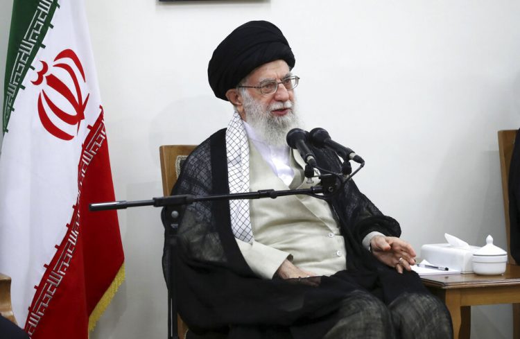 El líder supremo de Irán, el ayatolá Ali Jamenei interviene en una reunión en su residencia en Teherán, Irán. Foto: Oficina del Líder Supremo de Irán vía AP.