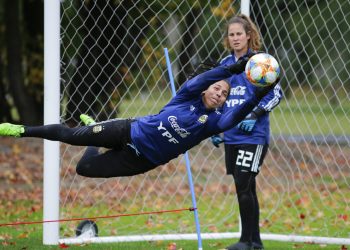 La portera Vanina Correa se lanza para quedarse con el balón mientras practica junto con la también arquera Gabriela Garton (12) durante los entrenamientos de la selección femenina de fútbol de Argentina con miras a la Copa Mundial de Francia 2019, en el predio de selecciones nacionales de Argentina en Ezeiza, Buenos Aires, Argentina, el lunes 20 de mayo de 2019.  Foto: AP.