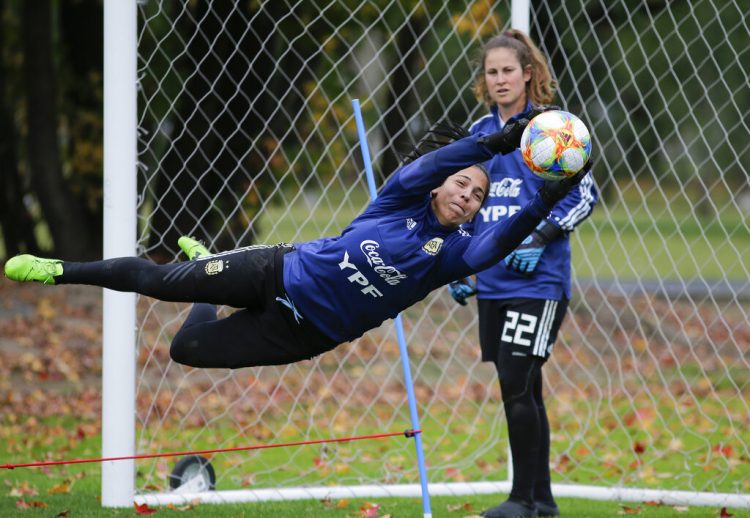 La portera Vanina Correa se lanza para quedarse con el balón mientras practica junto con la también arquera Gabriela Garton (12) durante los entrenamientos de la selección femenina de fútbol de Argentina con miras a la Copa Mundial de Francia 2019, en el predio de selecciones nacionales de Argentina en Ezeiza, Buenos Aires, Argentina, el lunes 20 de mayo de 2019.  Foto: AP.