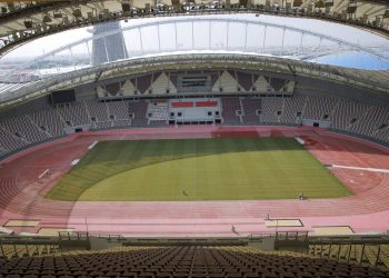 ARCHIVO- En imagen de archivo del miércoles 31 de octubre de 2018, un grupo de trabajadores realiza obras de remodelación en el Estadio Internacional Jalifa en Doha, Catar. (AP Foto/Vadim Ghirda, archivo)