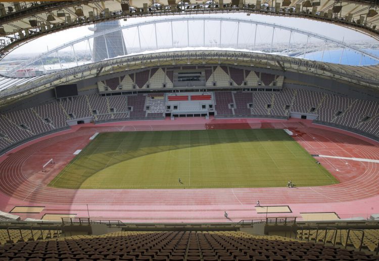 ARCHIVO- En imagen de archivo del miércoles 31 de octubre de 2018, un grupo de trabajadores realiza obras de remodelación en el Estadio Internacional Jalifa en Doha, Catar. (AP Foto/Vadim Ghirda, archivo)