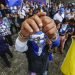 Un hombre enseña sus muñecas encadenadas durante un evento para conmemorar el primer aniversario de una campaña de represión del gobierno nicaragüense, en Managua, Nicaragua, el jueves 30 de mayo de 2019. Foto: Alfredo Zúñiga / AP.