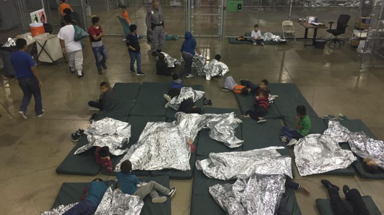 Niños detenidos en una instalación en McAllen, Texas, tras ingresar de manera ilegal a Estados Unidos. Foto: AP/Archivo.