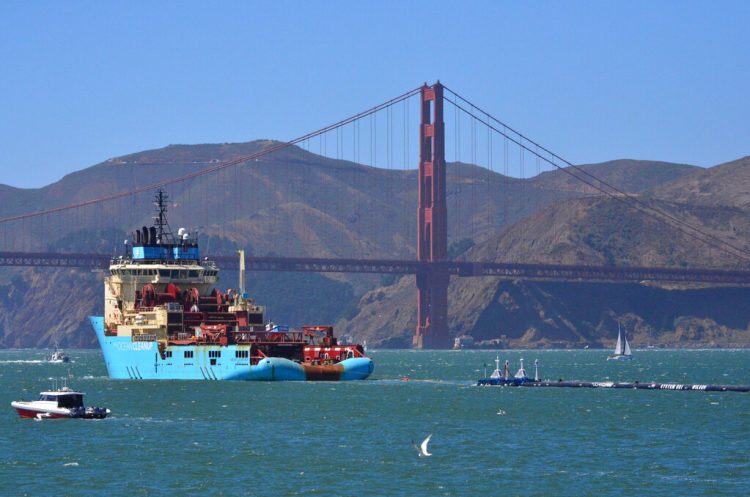 Un bote remolca al primer dispositivo de recolección de basura del proyecto The Ocean Cleanup cerca del puente Golden Gate de San Francisco rumbo al océano Pacífico, el 8 de septiembre de 2018. Foto: Lorin Eleni Gill / AP.