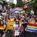 Numerosas personas participan en el desfile del Orgullo Gay en Asunción, Paraguay, el sábado 29 de junio de 2019. (AP Foto/Jorge Saenz)