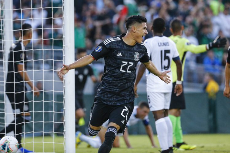 El delantero mexicano Uriel Antuna celebra su gol contra Cuba en la primera mitad del partido de la Copa de Oro contra Cuba en Pasadena, California, el sábado 15 de junio de 2019. (AP Foto/Ringo H.W. Chiu)