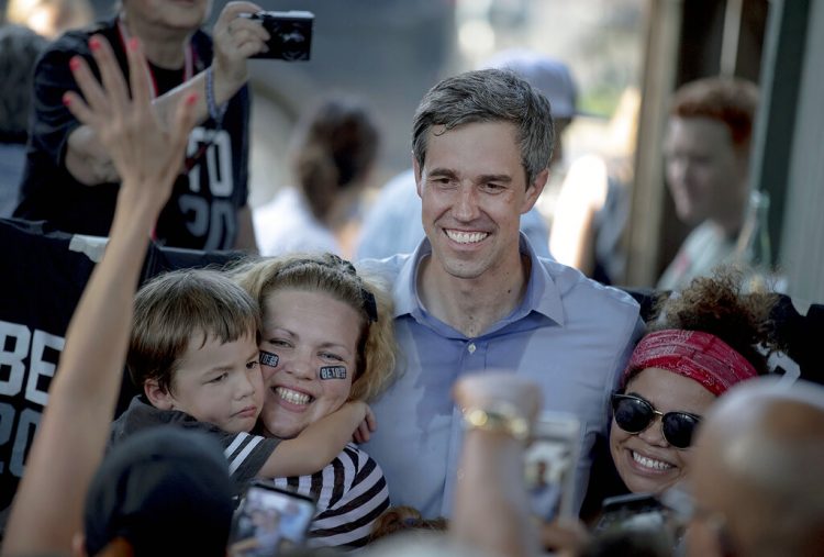 El aspirante a la candidatura presidencial demócrata Beto O’Rourke posa para la foto con simpatizantes durante un acto de campaña en Austin; Texas, el viernes 28 de junio de 2019. (Nick Wagner/Austin American-Statesman vía AP)