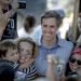 El aspirante a la candidatura presidencial demócrata Beto O’Rourke posa para la foto con simpatizantes durante un acto de campaña en Austin; Texas, el viernes 28 de junio de 2019. (Nick Wagner/Austin American-Statesman vía AP)