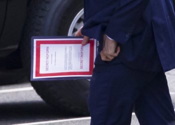 El secretario interino de Defensa de Estados Unidos, Patrick Shanahan, lleva un documento etiquetado como secreto a su llegada a una reunión con el presidente Donald Trump sobre Irán en la Casa Blanca, el 20 de junio de 2019, en Washington. Foto: Alex Brandon / AP.