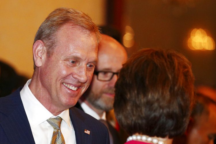 El secretario de Defensa interino de EEUU, Patrick Shanahan, izquierda, arriba al Diálogo Shangri-La, un foro anual sobre seguridad y defensa, en Singapur, 31 de mayo de 2019. (AP Foto/Yong Teck Lim)